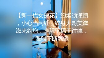 牛人厕所偷拍美女尿尿，还伸出上帝之手把MM吓的不轻